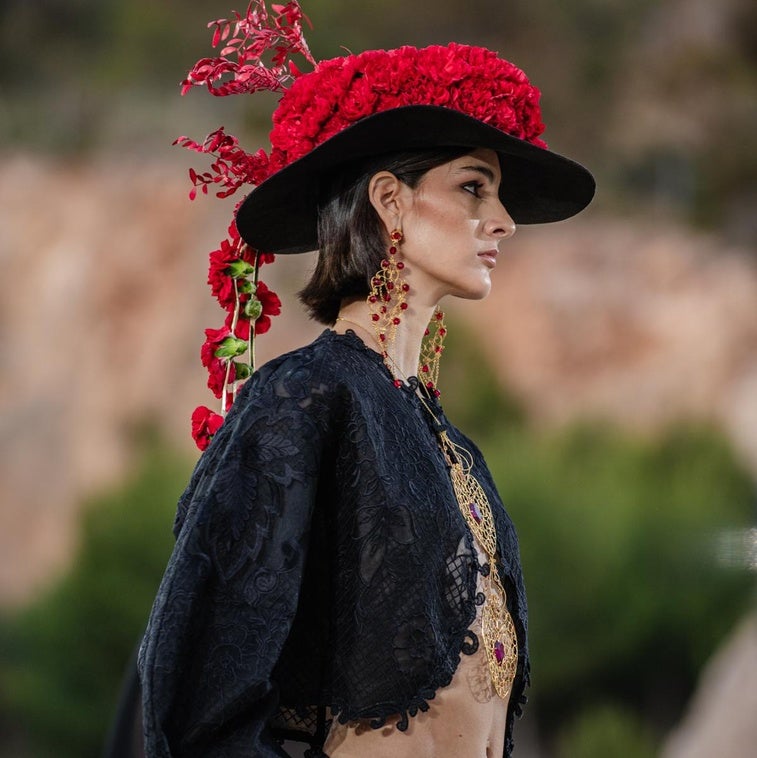 Joyas ibicencas, conjuntos blancos de encaje y transparencias y los bolsos más espectaculares: los mejores looks de Adlib Ibiza 2025